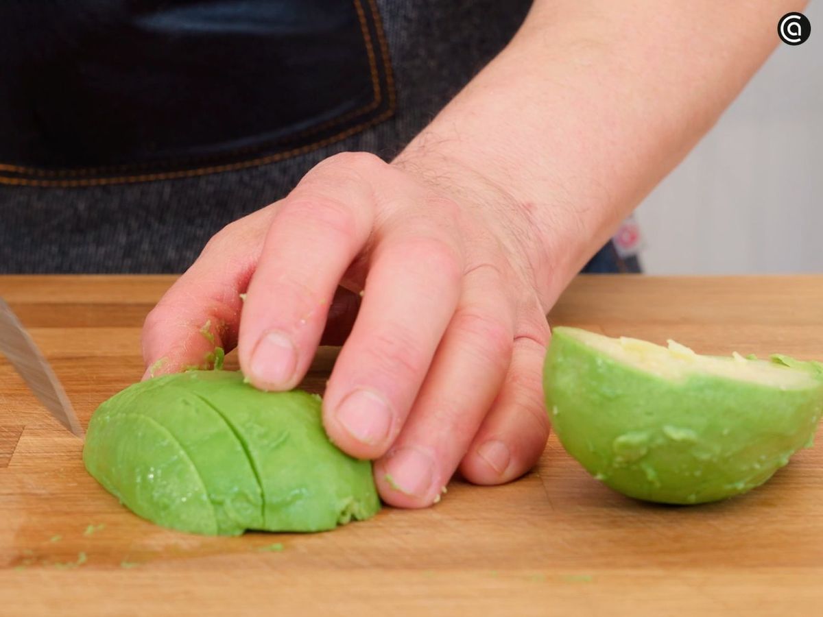 Cortamos el aguacate y el resto de ingredientes