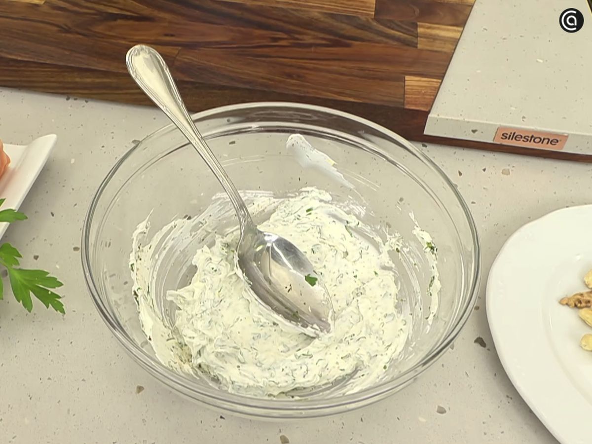 Añade las hierbas aromáticas picadas, la cayena y la ralladura de limón