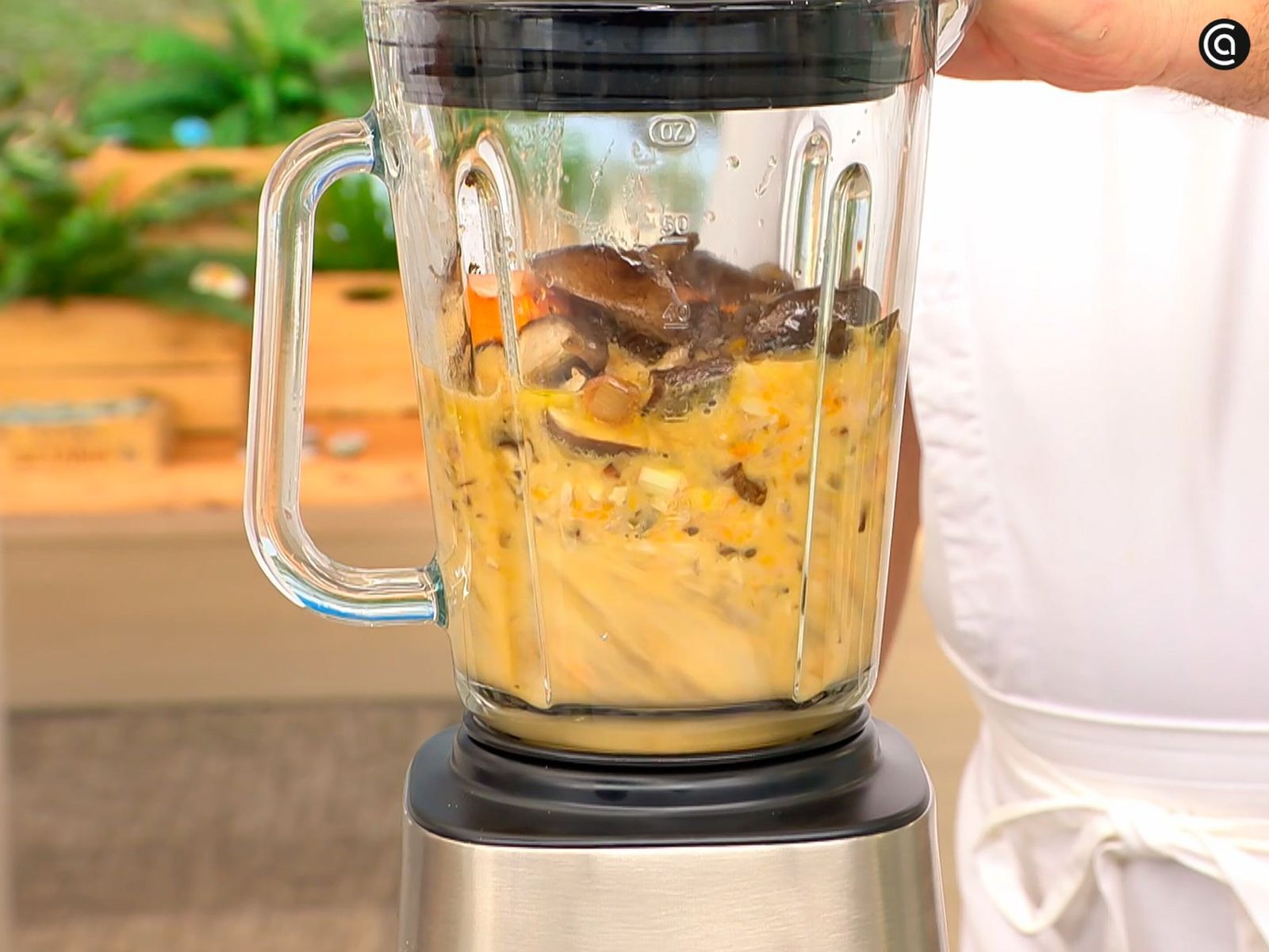 Pon las setas y las hortalizas en el vaso de la batidora, añade el caldo de verduras y tritura