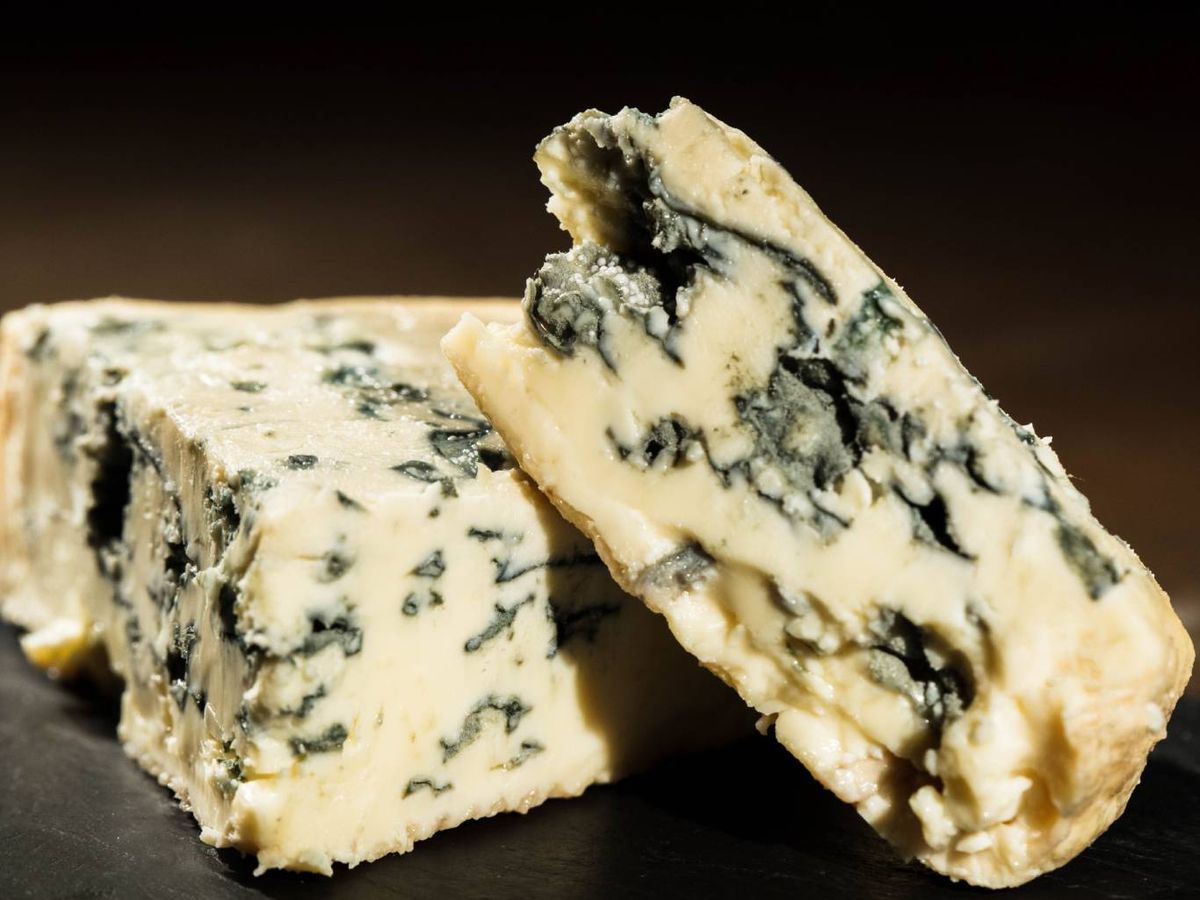 Queso azul o roquefort, intenso y cremoso, ideal para preparar una salsa potente.