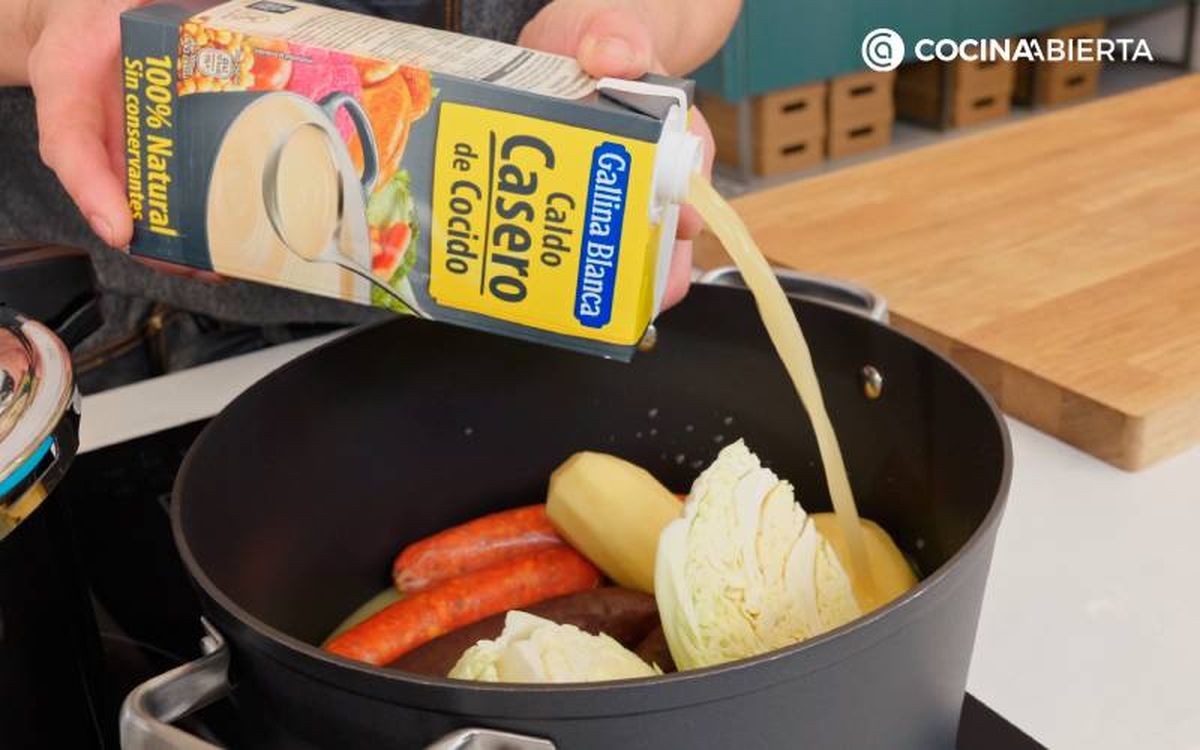 Elaboración de la receta de cocido madrileño con pelotas - Cocer chorizo, morcilla y hortalizas con caldo