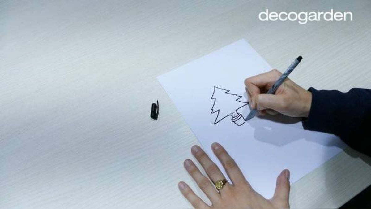 Paso 4 para dibujar un árbol de Navidad.