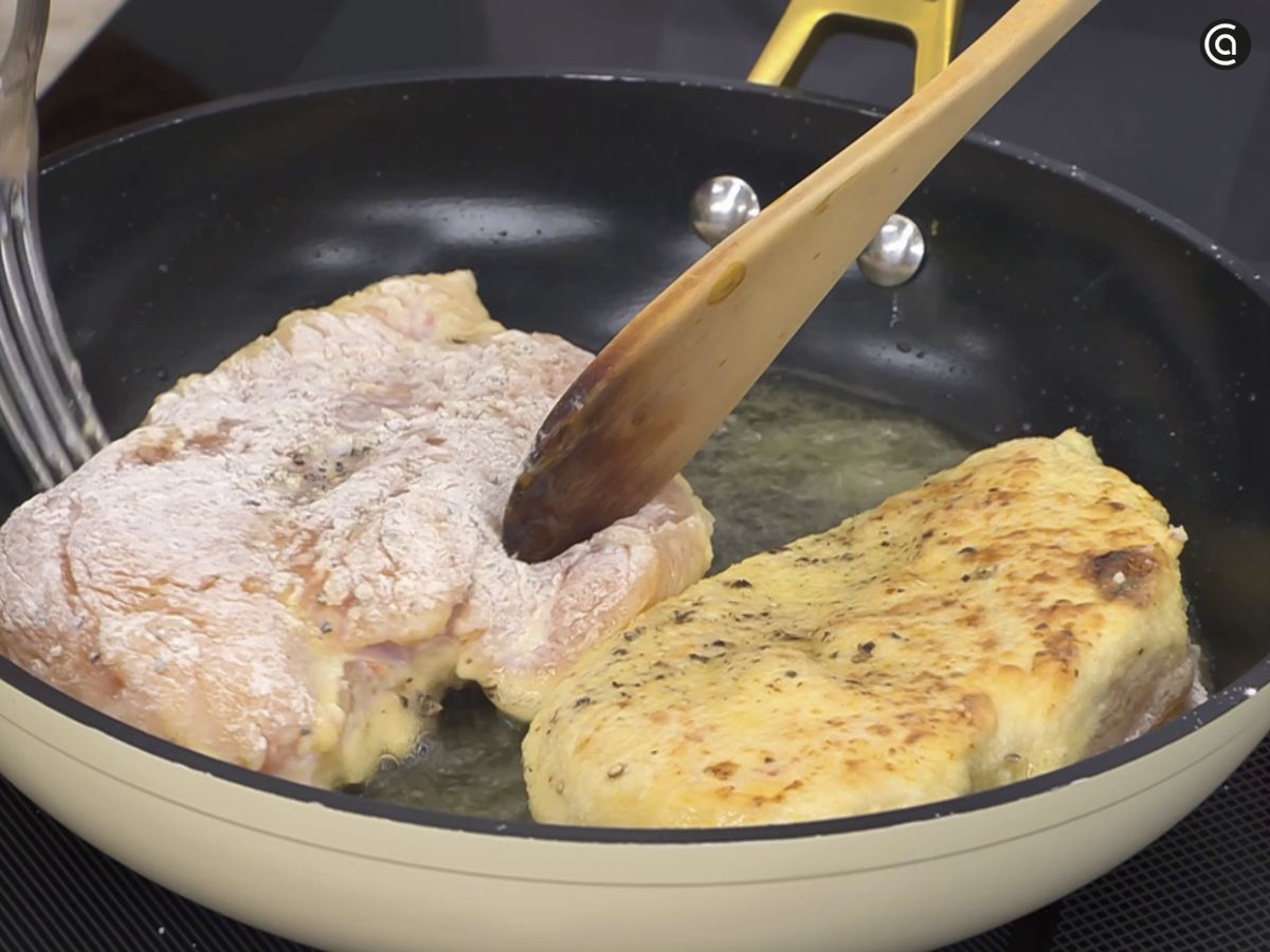 Antes de freír las pechugas, retira el exceso de leche y pásalas por harina