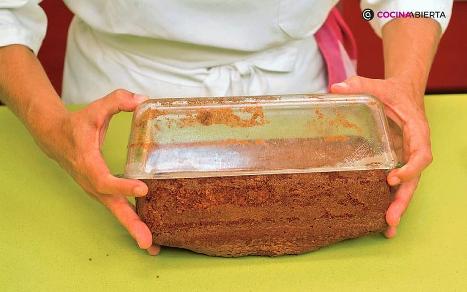 Retira con cuidado el bizcocho del molde