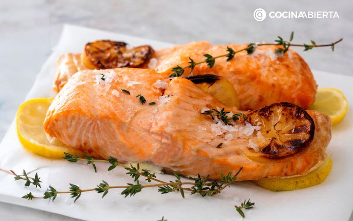 El salmón desprende un líquido blanco de textura gelatinosa cuando se cocina