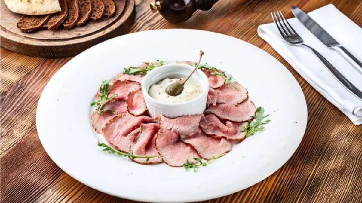 Vitel toné, carne de ternera con salsa de atún.