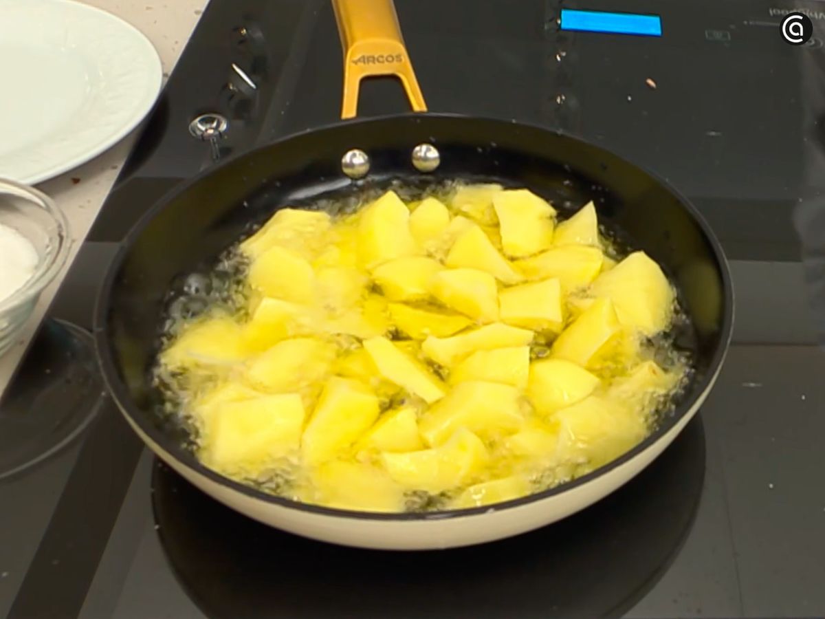 Corta las patatas y fríelas en abundante aceite