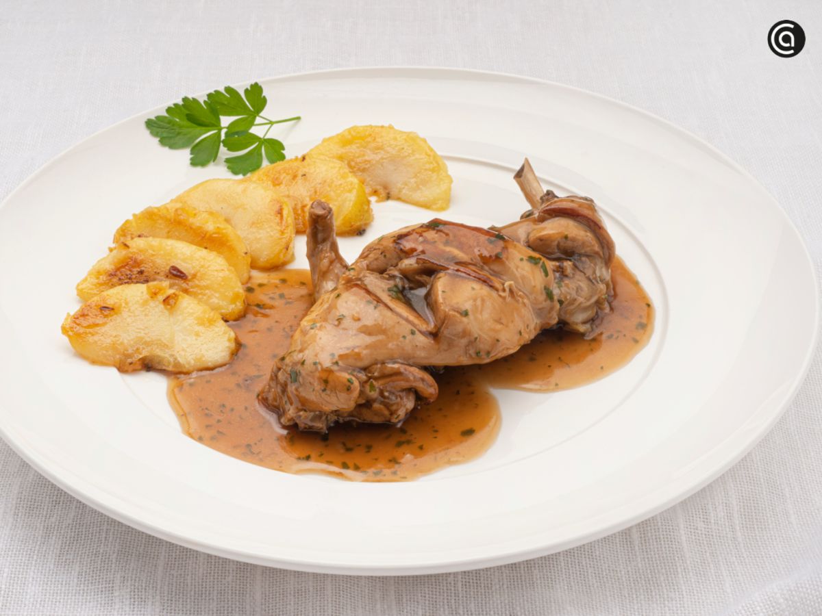 Muslos de conejo guisados con cerveza negra y manzana.