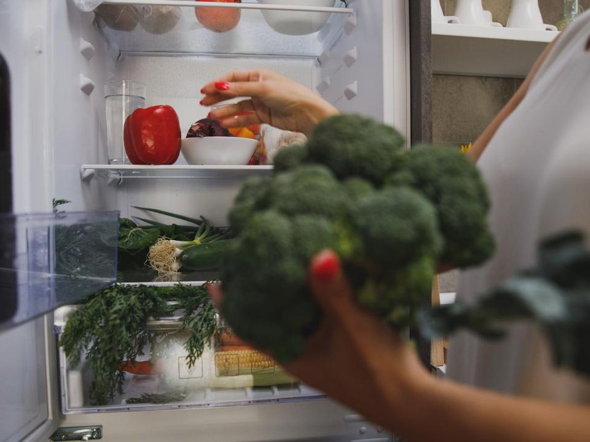 Revisar lo que ya tienes en la nevera te permitirá hacer una compra planificada y ordenada.