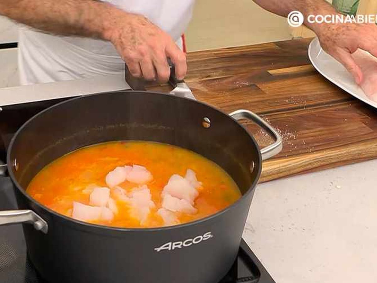 Corta el rape en trozos y agrégalos a la cazuela