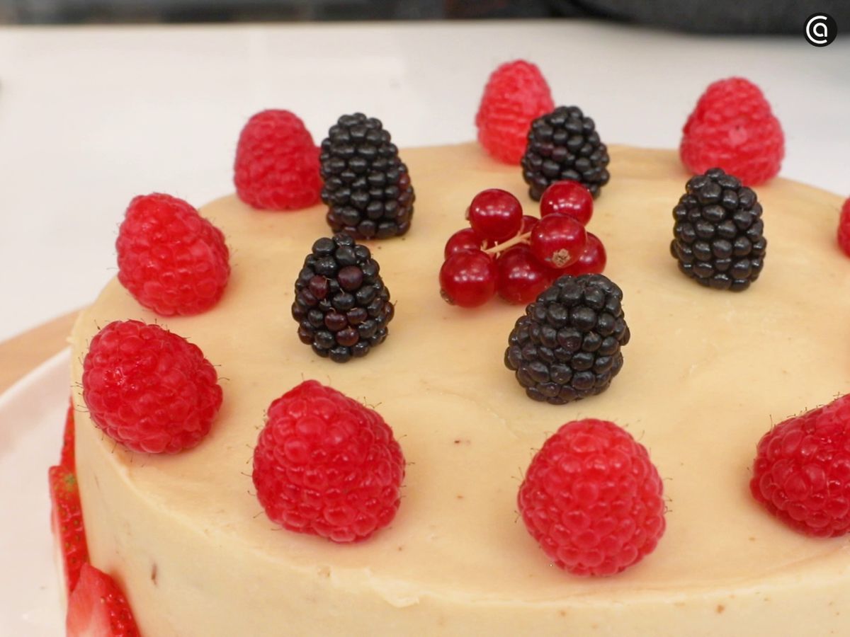 Puedes añadir fruta, azcúcar glas o granos de café a tarta de capuchino