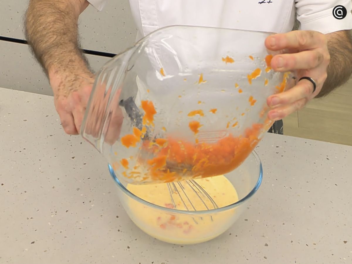 Bate los huevos con la leche condensada e incorpora la calabaza hasta obtener una mezcla homogénea