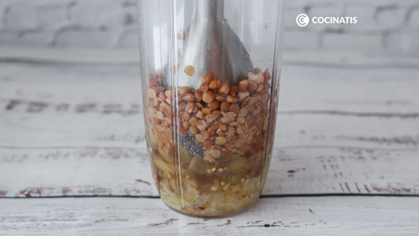 Trituramos para hacer la masa de las albóndigas