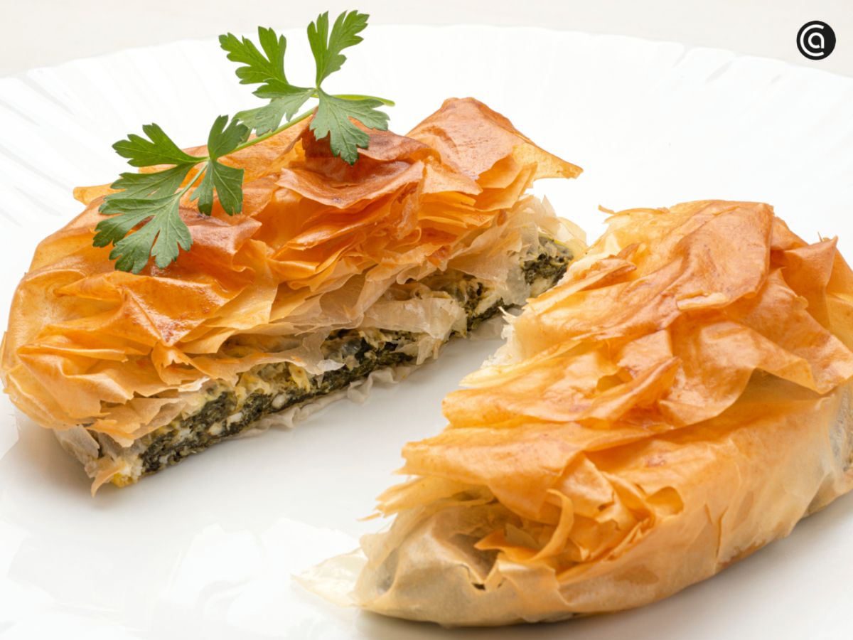 Spanakopita, el pastel griego de espinacas frescas, queso feta y pasta filo crujiente.
