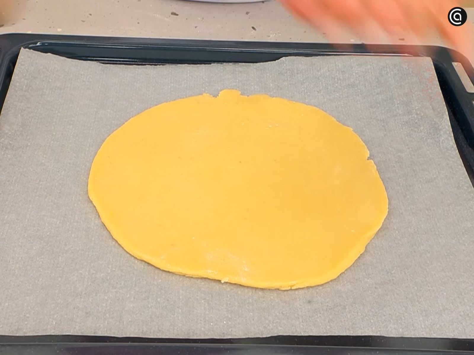 Con la masa restante, haz un círculo y llévalo al horno Con la masa restante, haz un círculo y llévalo al horno