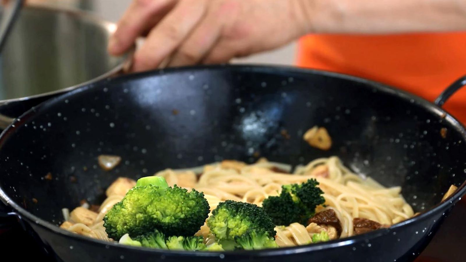 Receta de tallarines con brócoli y pollo paso 5 Receta de tallarines con brócoli y pollo paso 5