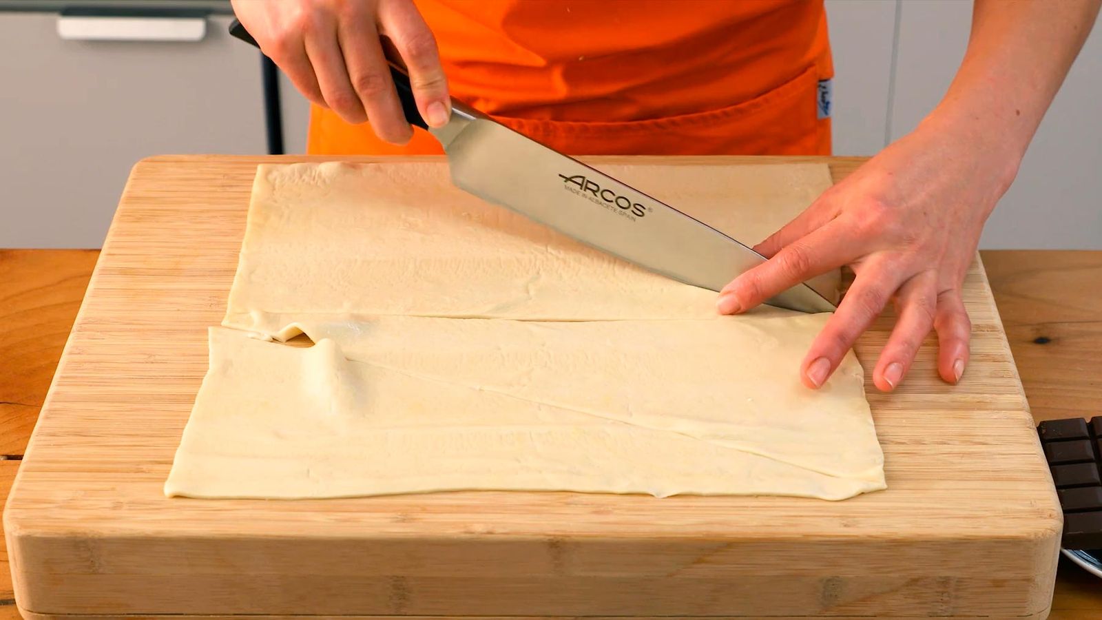 Corta la masa por la mitad Receta de croissants rellenos de chocolate paso 1