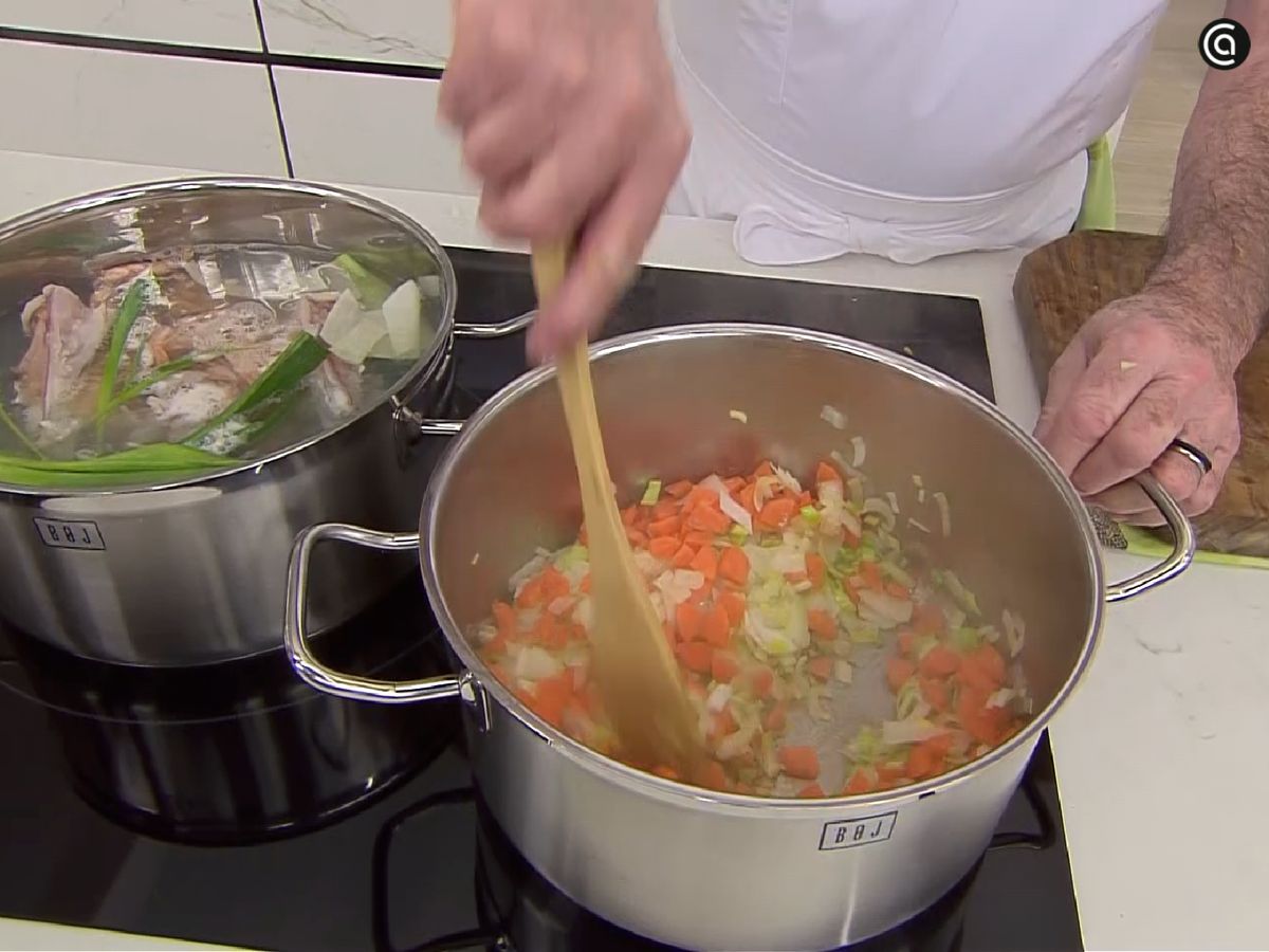 Corta las verduras y rehógalas