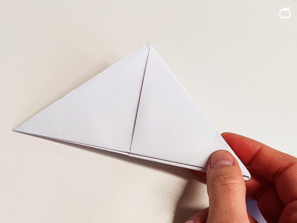 Quinto paso para hacer un barco de papel.