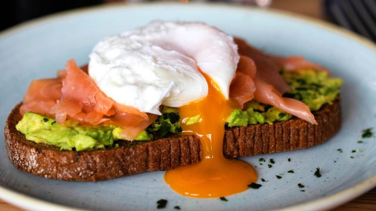 Tostada con aguacate salmón y huevo
