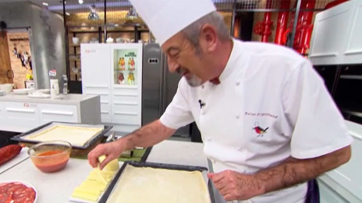 pizza casera con borde relleno de queso y chorizo karlos arguinano