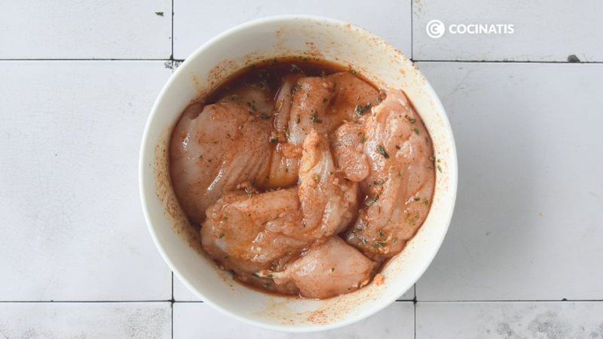 Dejamos marinar la pechuga de pollo