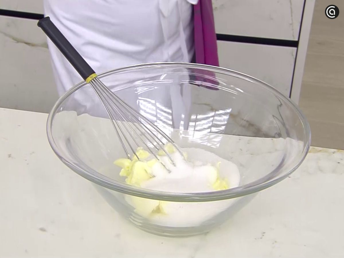 Mezcla la mantequilla con el azúcar