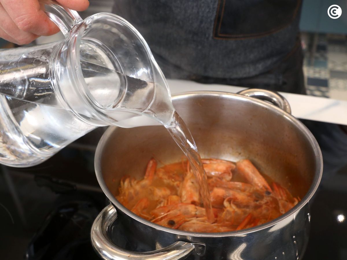 Caldo de langostinos para garbanzos