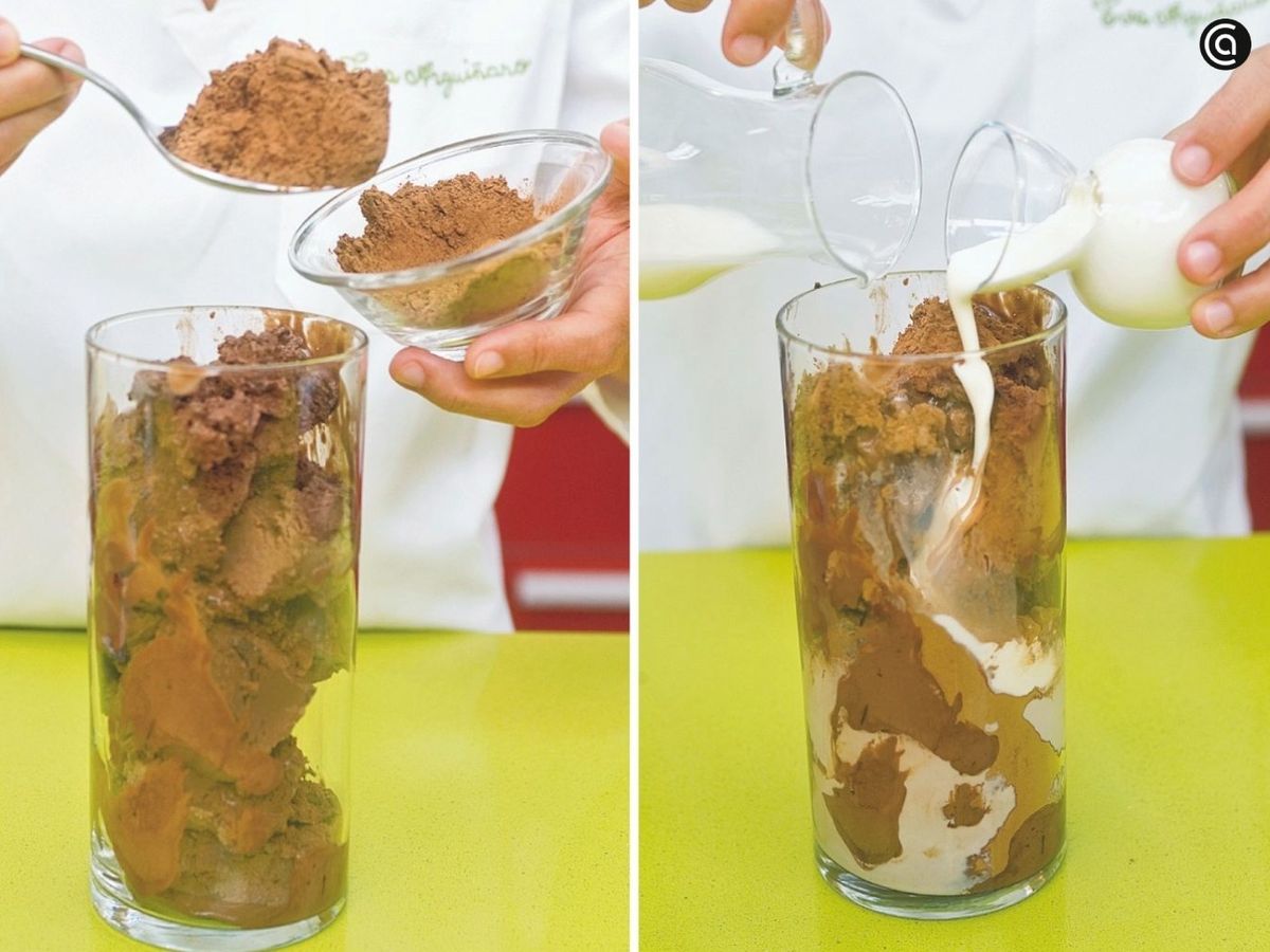 Añade el cacao al helado de chocolate en la batidora