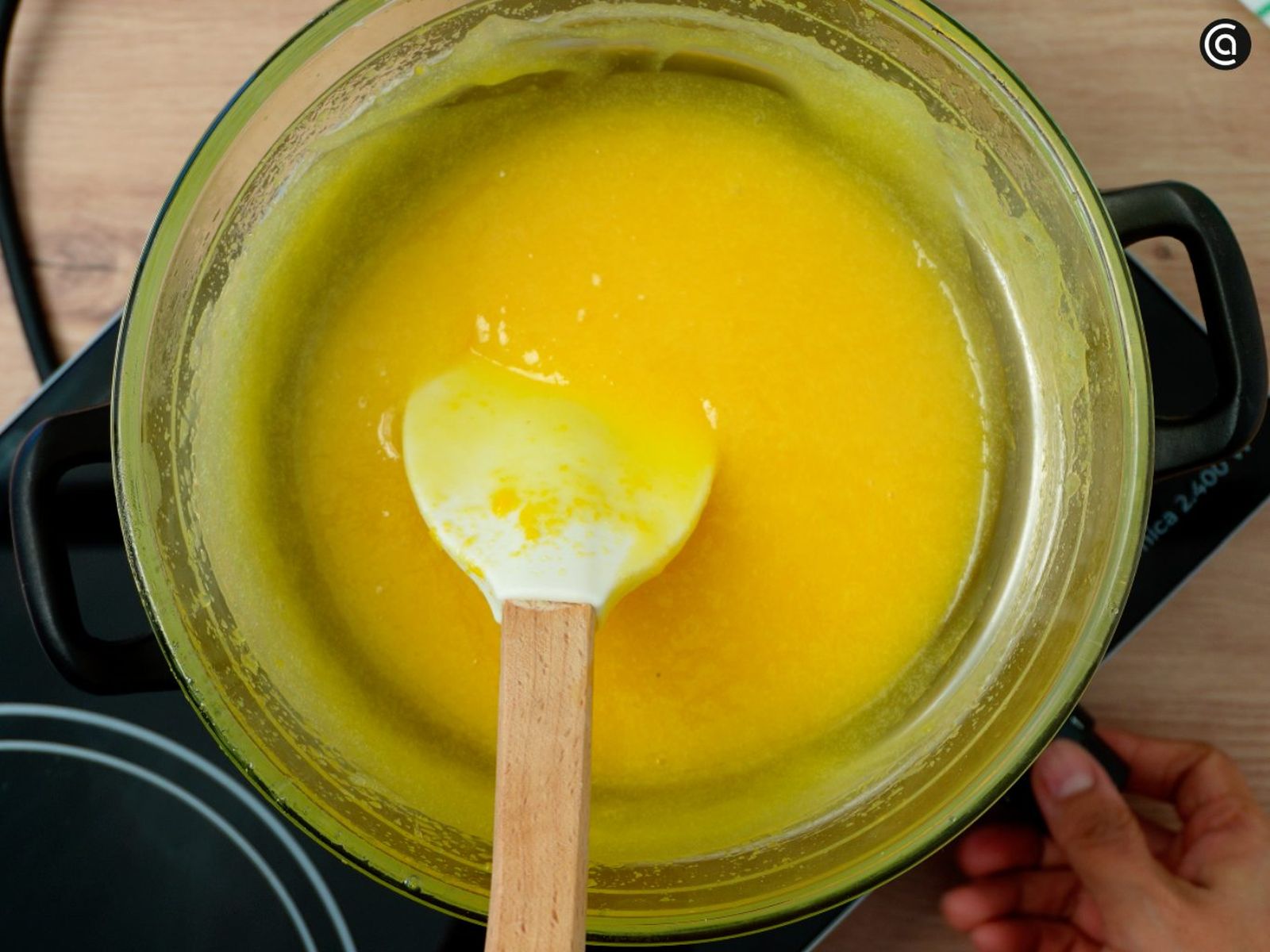 Lleva la crema de limón al baño maría hasta que espese