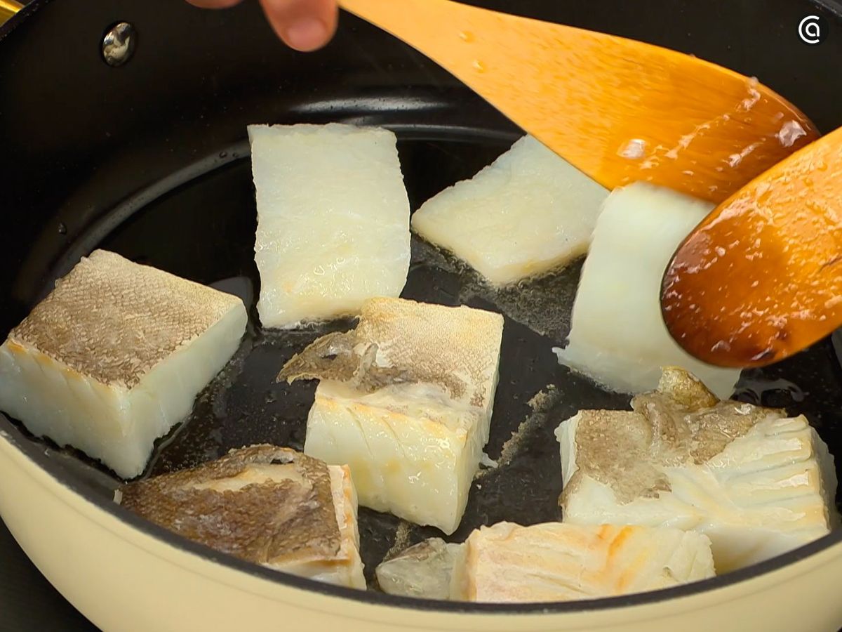 Corta el bacalao en trozos y márcalos hasta que estén dorados por ambos lados