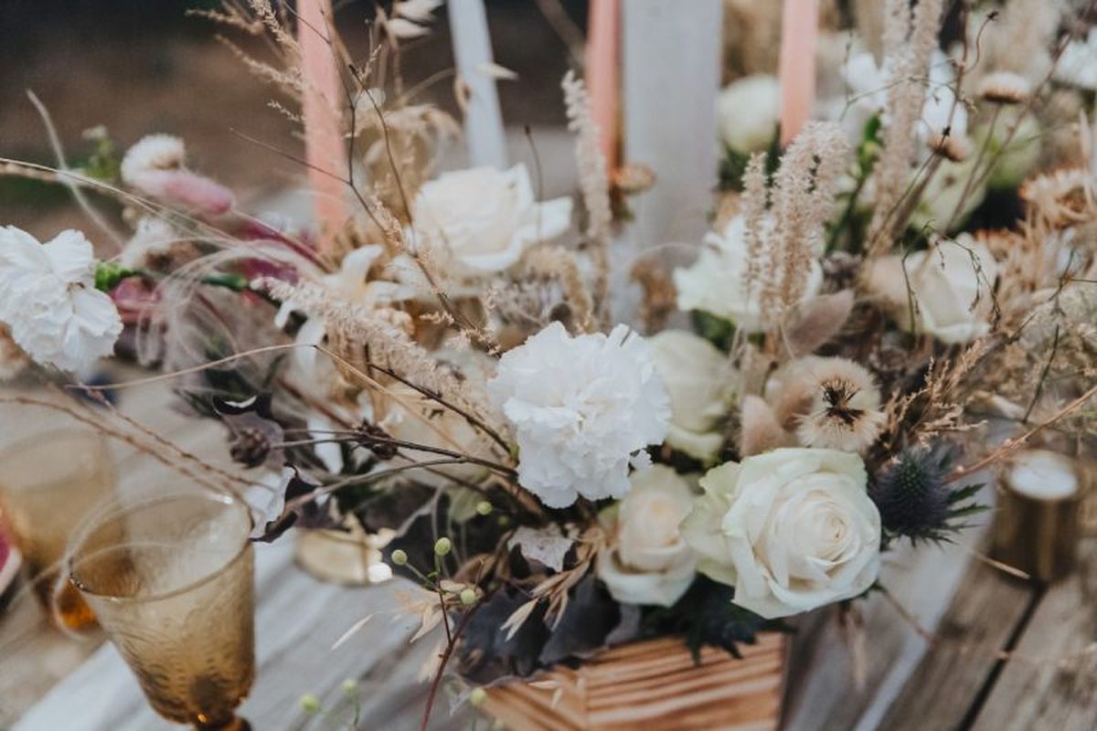 Incorpora otras flores para un encanto único y personal en tu boda