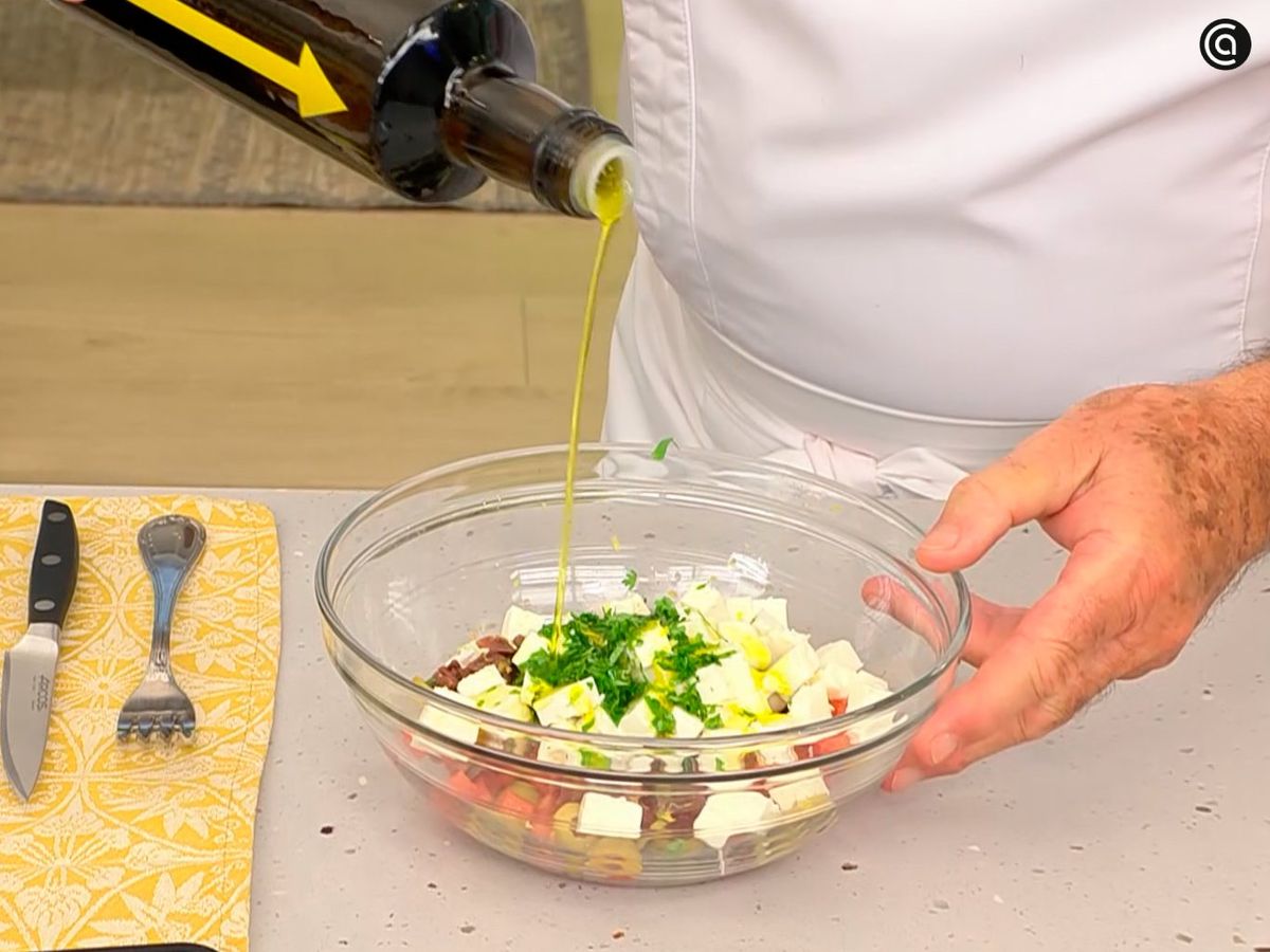 Agrega aceite, ralladura de limón y cilantro