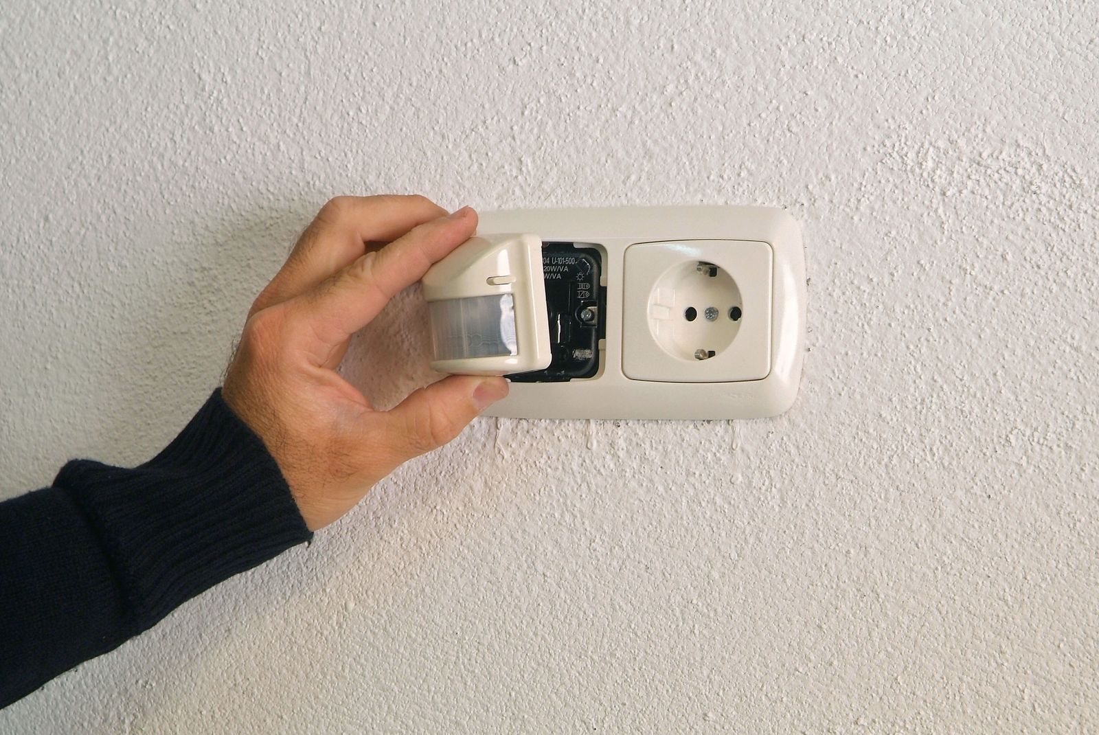 Interruptor detector de movimiento empotrado paso 9 Interruptor detector de movimiento empotrado paso 9