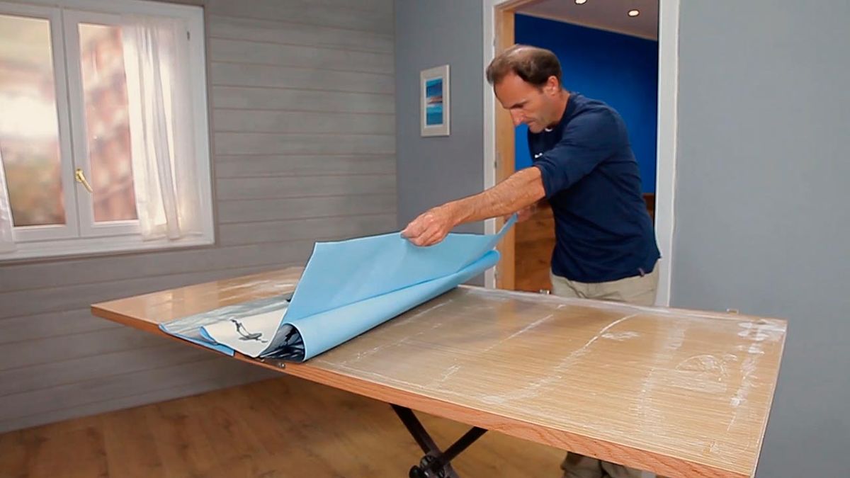 Cómo empapelar una puerta de interior paso 4