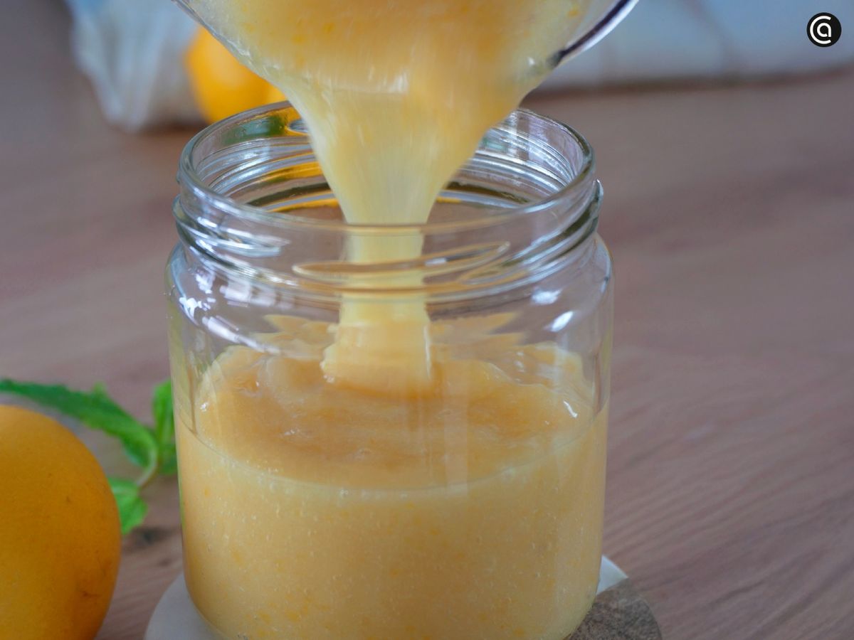 Pasa la mermelada a un frasco o tarro de cristal y cierra bien