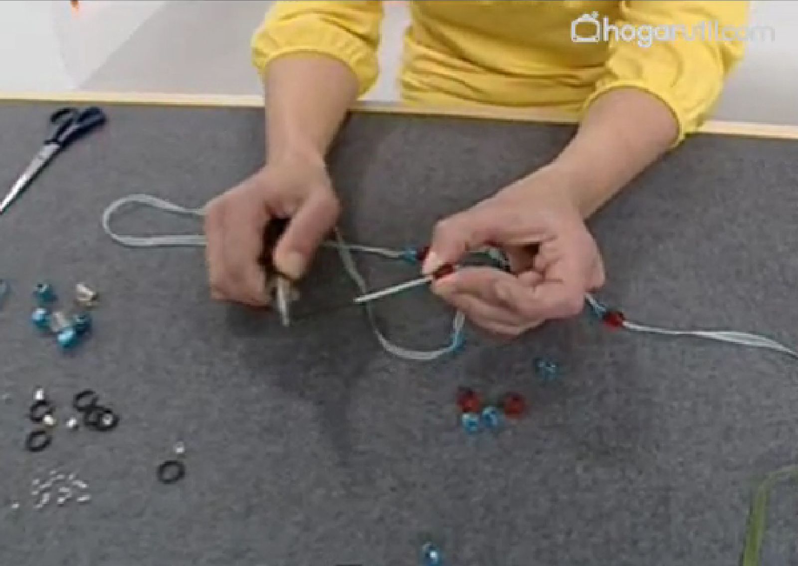 Manualidades Crear un colgador para gafas paso 2 Manualidades Crear un colgador para gafas paso 2
