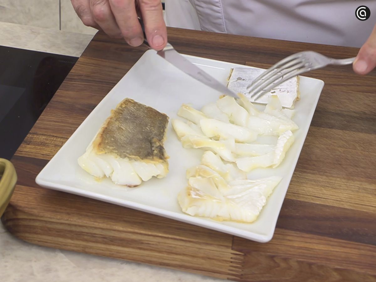 Retira la piel del bacalao y desmenúzalo en trozos