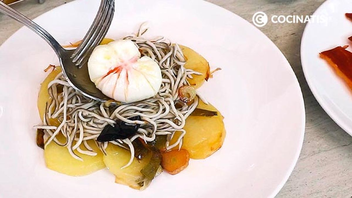 Receta de salteado de gulas y huevo flor  paso 6