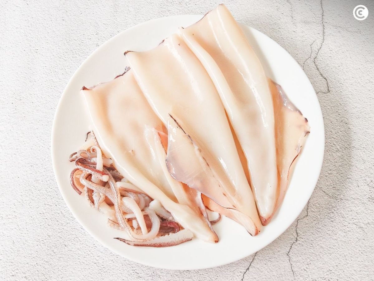 Limpiar los calamares para hacer las rabas