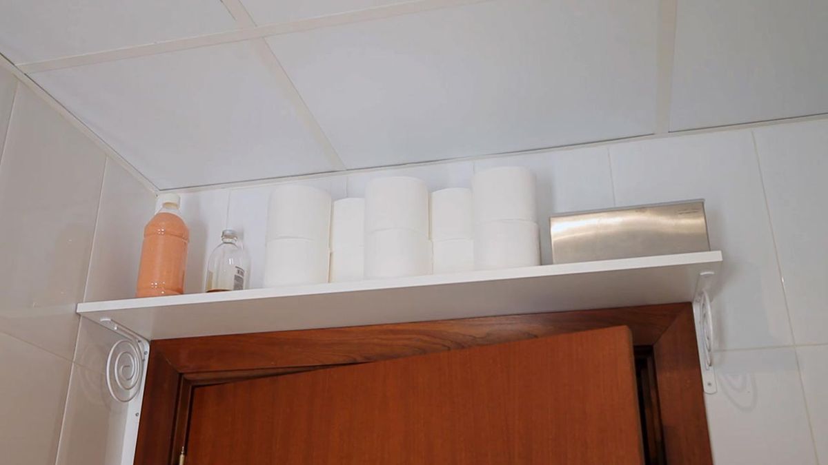 Cómo colocar una balda encima de la puerta