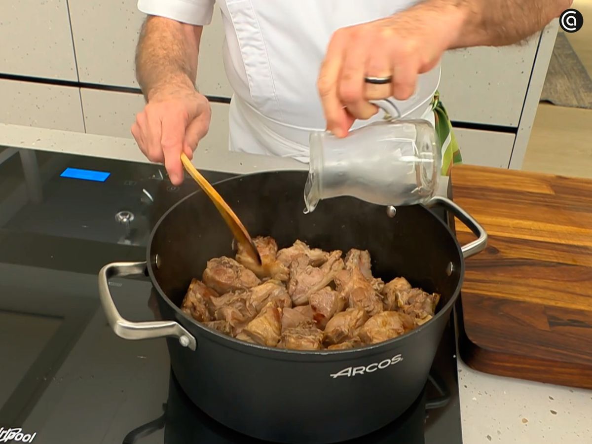Dora el cabrito en trozos y desglasa con vino blanco