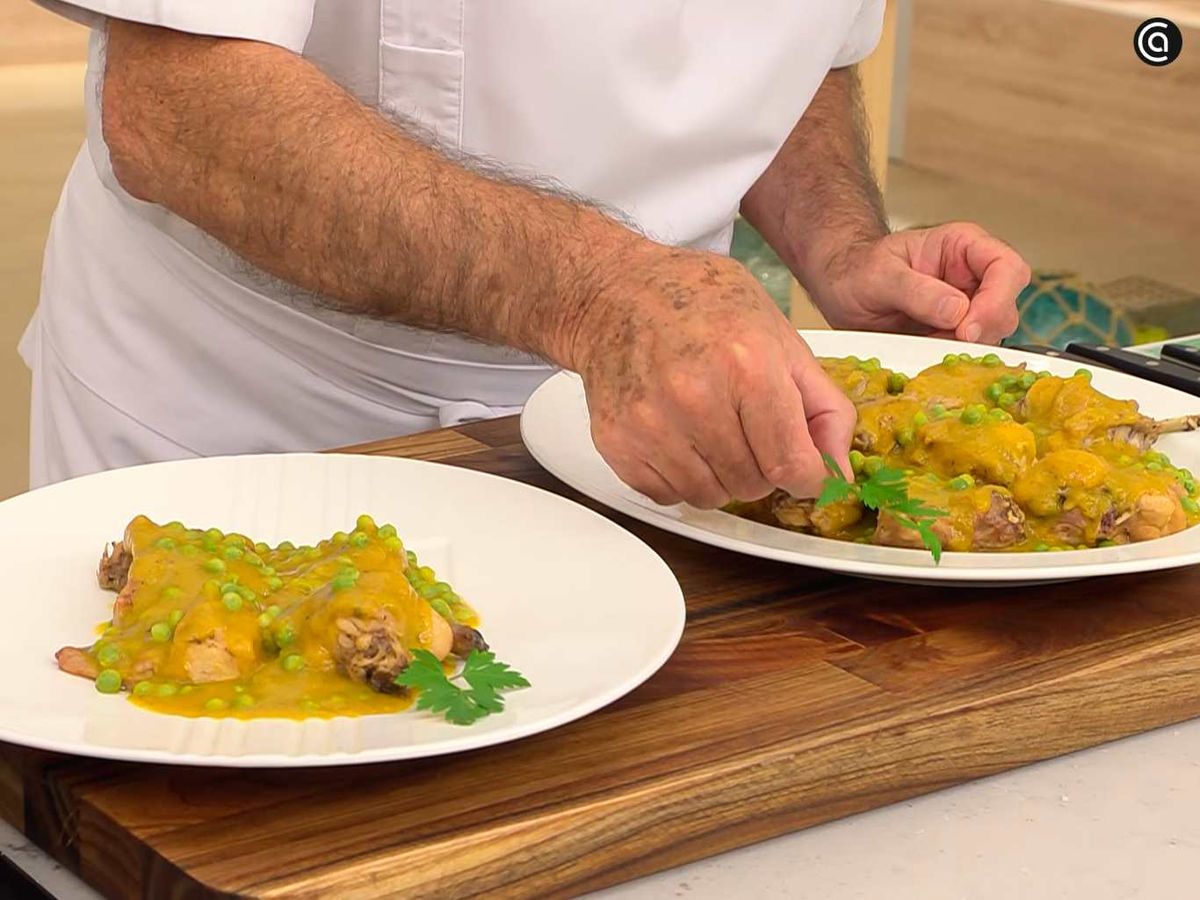 Sirve el conejo con guisantes al curry