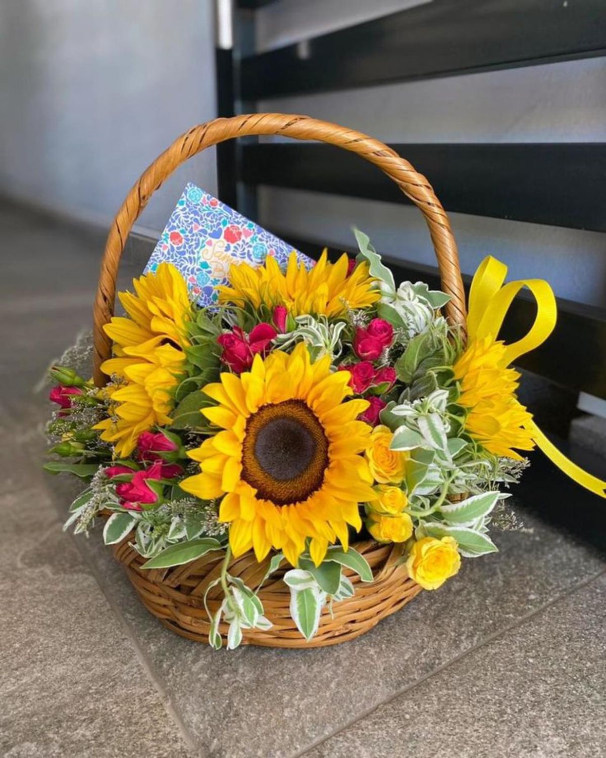 Cesta de mimbre veraniega decorada con girasoles.