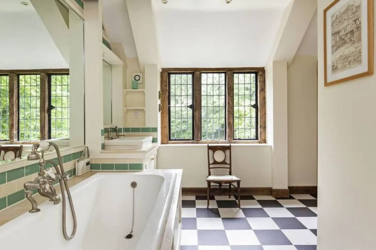 Baños de la casa de estilo Tudor.
