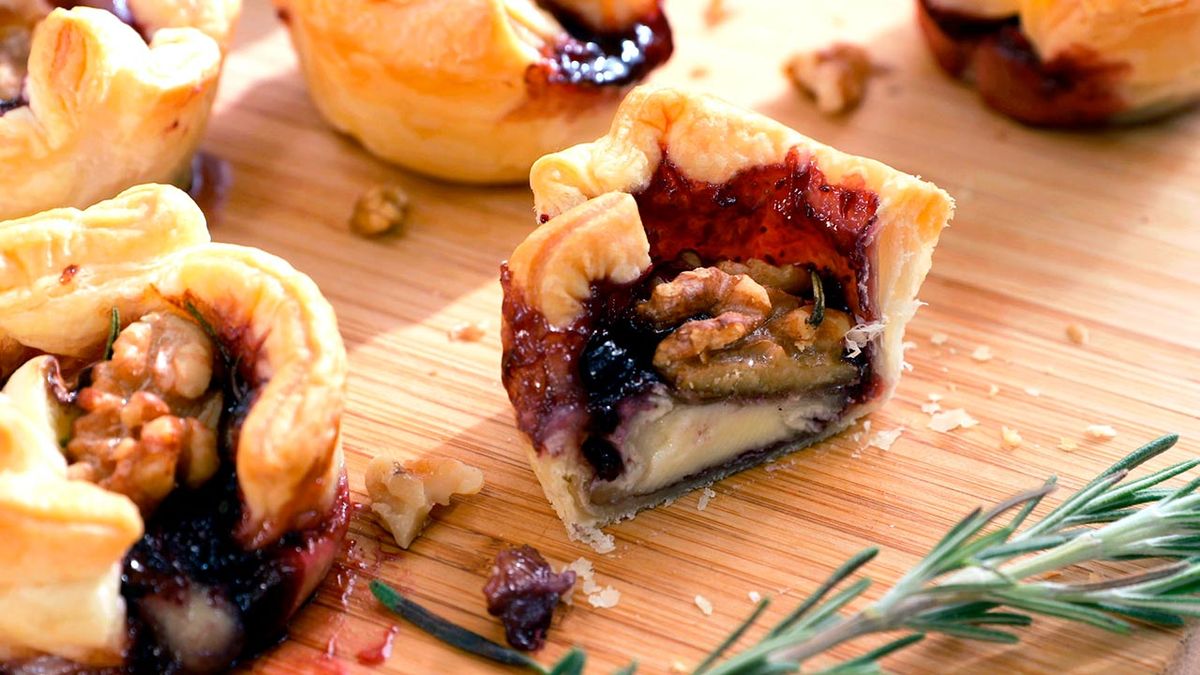 Recopilatorio de entrantes para Navidad  bocados de queso brie y arándanos