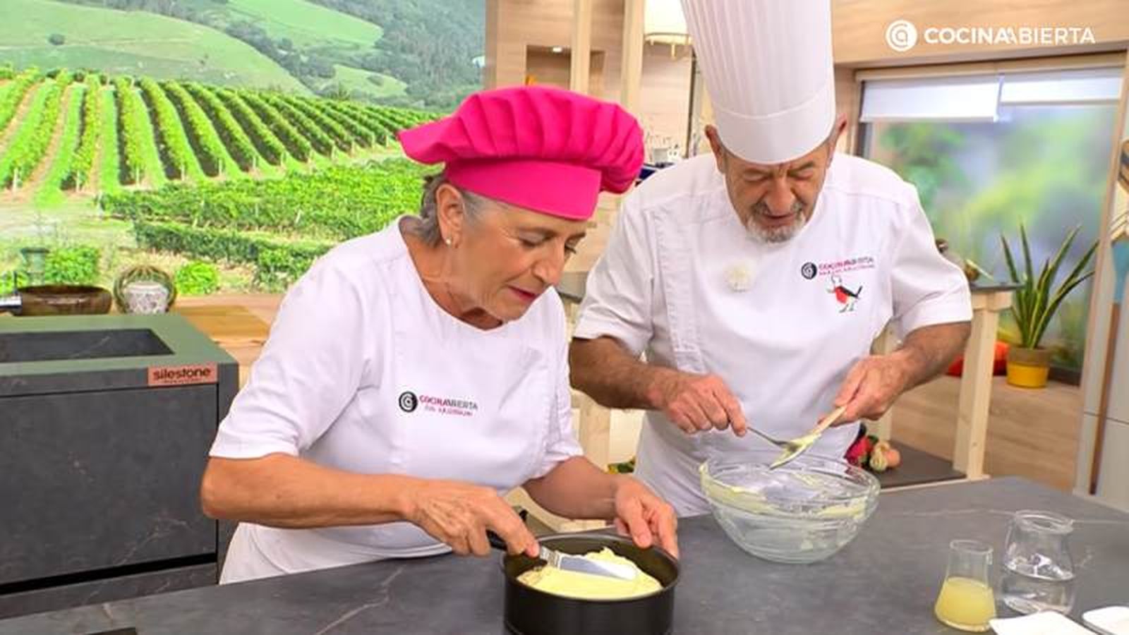 Eva y Karlos Arguiñano preparan una tarta fría de limón Eva y Karlos Arguiñano preparan una tarta fría de limón