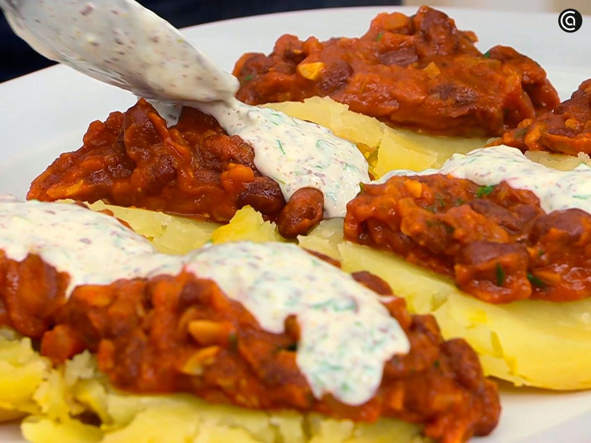 Patatas asadas con chili de alubias de Joseba Arguiñano