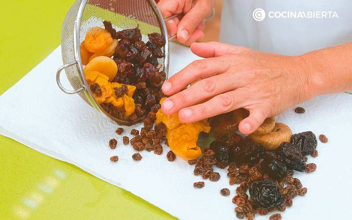 Cómo hidratar frutas deshidratadas - Coloca las frutas hidratadas sobre papel de cocina