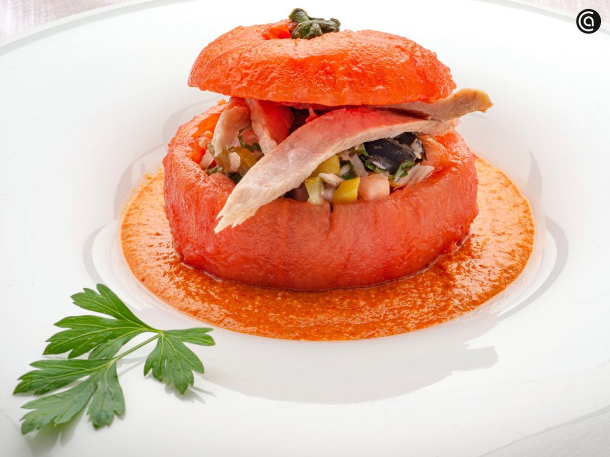 Tomates rellenos de ventresca con muhammara, receta internacional de Joseba Arguiñano